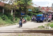 Menerobos Palang Pintu Perlintasan Kereta Api sudah Membudaya