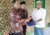 Menyalurkan bantuan untuk pesantren yang kebakara