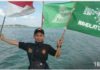 Peringati HUT RI, Kader Ansor Kepri Kibarkan Merah Putih Ditengah Laut
