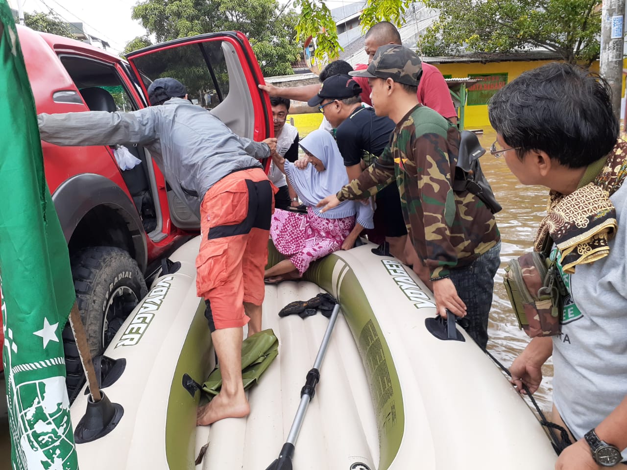 Ansor Banser bersama MWCNU Mustikajaya kembali buka Posko Banjir