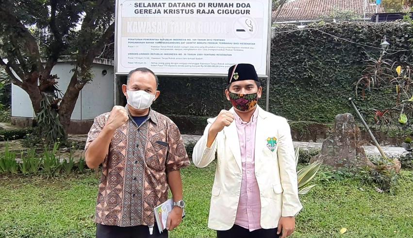 Pastor Paroki Cigugur, Pst. Andreas Dedi, OSC bersama Ketua Pemuda Katolik Jabar, Edi Silaban
