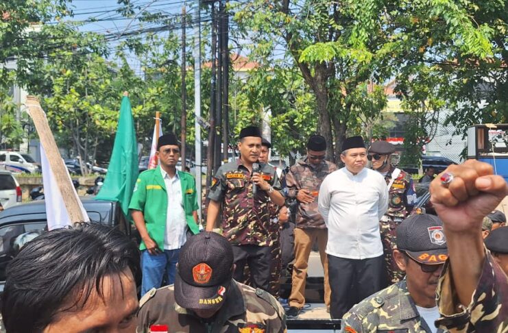 Buntut Perkusi Terhadap Ulama NU dan Banser, Ratusan Anggota GP Ansor dan Banser Kota Bekasi Geruduk Polres Metro Bekasi Kota